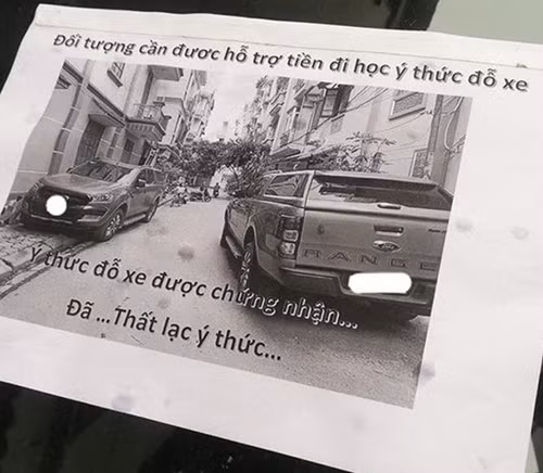 Tờ giấy gia chủ dán trên ôtô chắn cửa nhà mình.