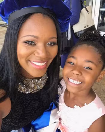 Yolanda Perkins chụp hình cùng con gái Bella, 6 tuổi tại lễ trao bằng tiến sĩ tại đại học Đông Nam Nova (bang Florida, Mỹ). Ảnh: Yolanda Perkins.