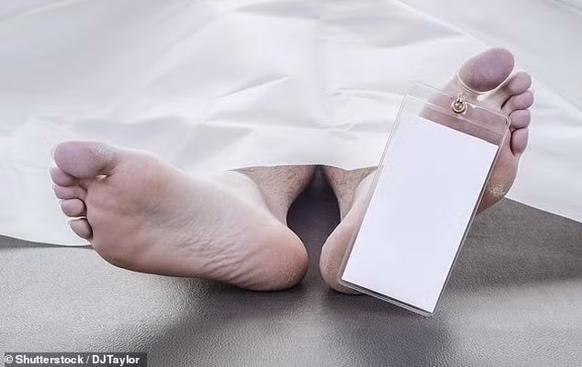 Người chết sống lại ngay trước giờ cử hành tang lễ - 1