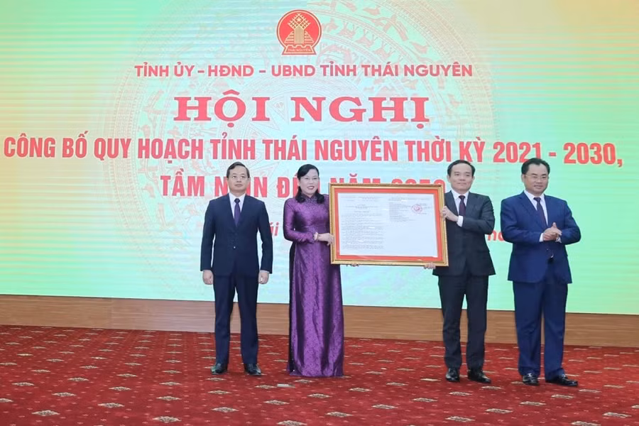 Phó Thủ tướng Trần Lưu Quang trao quyết định quy hoạch tỉnh Thái Nguyên thời kỳ 2021-2030 tầm nhìn đến 2050.