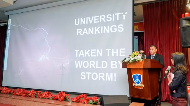 Ông Samuel Wong- chuyên gia phân tích dữ liệu của QS Intelligence Unit, chia sẻ với các đại biểu những thông tin về việc tham gia xếp hạng QS