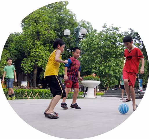 Vỉa hè vẫn là sân chơi lý tưởng Vỉa hè vẫn là sân chơi lý tưởng
