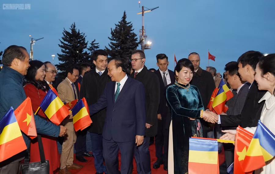 Lễ đón Thủ tướng Nguyễn Xuân Phúc và Phu nhân tại sân bay quốc tế Henri Coanda, Bucharest - Ảnh: VGP