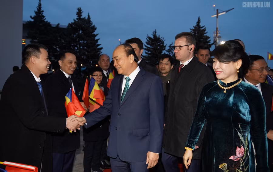 Kiều bào tại Romania đón Thủ tướng và Phu nhân tại sân bay - Ảnh: VGP