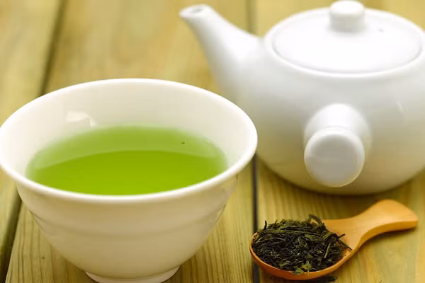 Đun một ấm trà xanh và để nguội rồi dùng vải sạch ngâm trong nước trà xanh,đắp lên vùng da bị cháy nắng trong 10 -15 phút.