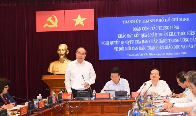 Bí thư Thành ủy TPHCM Nguyễn Thiện Nhân phát biểu, nêu ý kiến tại buổi làm việc