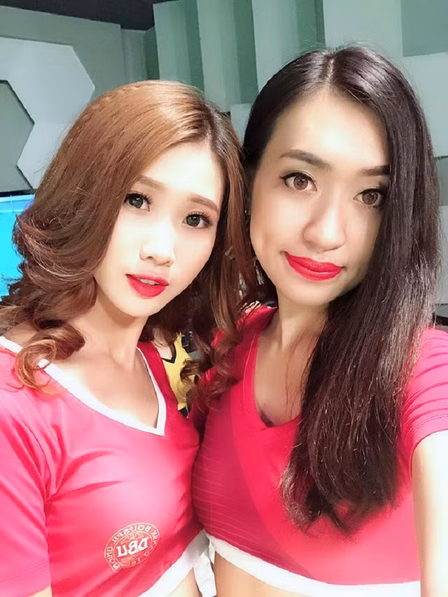 Nữ cổ động viên đội Nga tại “Nóng cùng World Cup” giàu thành tích thi hoa khôi ảnh 4