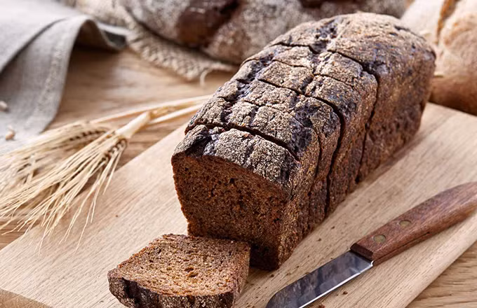 Bánh mì đen Bánh mì đen là thương hiệu của nền ẩm thực nước Nga, được làm từ hạt lúa mạch đen, đặc ruột và chứa hàm lượng chất xơ cao. Bánh mì đen là thực phẩm phổ biến ở Nga và có thể mua về làm quà. Khi ăn, bạn có thể dùng kèm trứng cá muối, thịt hun khói hay xúc xích. Đến Nga xem World Cup đừng quên ăn các món trứ danh - 10