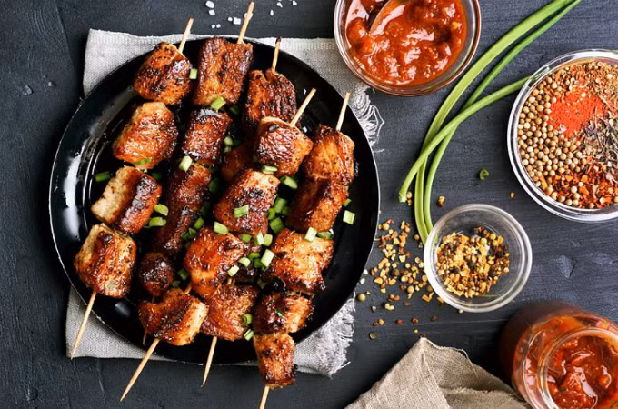Shashlik Thịt xiên nướng rất phổ biến trên thế giới và ở Nga cũng vậy. Shashlik là món thịt nướng có truyền thống lâu đời nhất ở Nga. Người Nga thường nướng trên than hồng, thịt được tẩm ướp đậm đà theo hương vị riêng của mỗi vị đầu bếp. Người Nga thường dùng món Shashlik kèm với món rượu vang của Nga. Shashlik Thịt xiên nướng rất phổ biến trên thế giới và ở Nga cũng vậy. Shashlik là món thịt nướng có truyền thống lâu đời nhất ở Nga. Người Nga thường nướng trên than hồng, thịt được tẩm ướp đậm đà theo hương vị riêng của mỗi vị đầu bếp. Người Nga thường dùng món Shashlik kèm với món rượu vang của Nga.