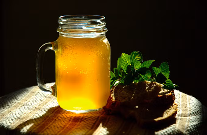 Kvass Loại đồ uống lên men này được làm từ lúa mạch đen hoặc bánh mì lúa mạch đen. Tuy kvasslà sản phẩm lên men nhưng lại được liệt vào loại đồ không cồn vì lượng cồn thấp hơn 1,2%, có thể uống giải khát khá ngon miệng. Đến Nga xem World Cup đừng quên ăn các món trứ danh - 8