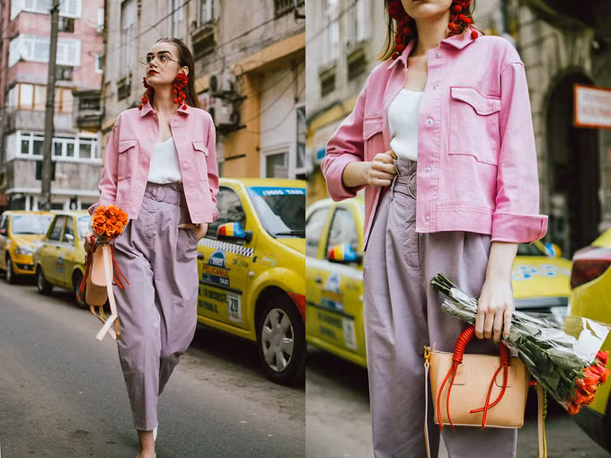 Set đồ cho những cô nàng muốn mình nổi bật trên phố làphối quần lưng cao, áo denim tông hồng ngọt ngào và hoa tai bằng len. Xuống phố cuố tuần với những set đồ trẻ trung - 5