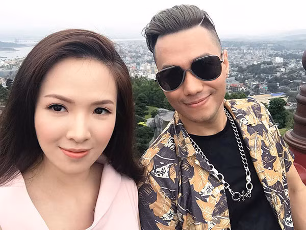 Đan Lê vui vẻ chụp hình kỷ niệm với bạn diễn Việt Anh tại hậu trường của Người phán xử tiền truyện. Phim được bấm máy từ tháng 4/2018, do Khải Anh làm đạo diễn.