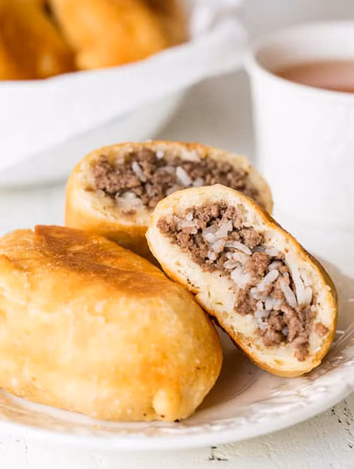 Piroshki Loại bánh nướng này có cả hai vị mặn và ngọt. Bạncó thể thử cả phiên bản mặn với cải bắp, cơm, trứng, thịt bằm, hoặc phiên bản ngọt kèm táo và quả mọng. Món bánh khá dễ ăn, cung cấp năng lượng tốt nếu bạn cần lót dạ trước trận đấu hoặc chuẩn bị di chuyển đến sân xem đá bóng. Đến Nga xem World Cup đừng quên ăn các món trứ danh - 7