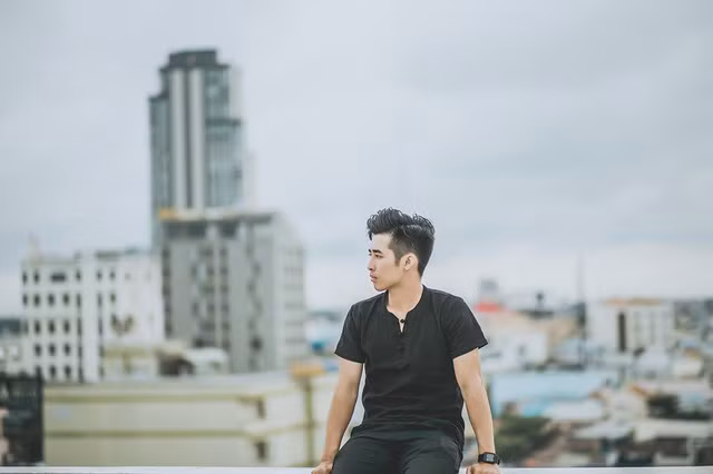 Thầy giáo soái ca sở hữu hơn 200 huy chương võ thuật đốn tim phái nữ ảnh 6 Xuất phát từ tuổi thơ khó khăn không đủ ăn đủ mặc, chàng trai Phúc Thịnh đồng cảm và thường khởi xướng để các bạn cùng có cơ hội chia sẻ trong nhiều chương trình hỗ trợ trẻ em, người già và những hoạt động giúp đỡ người lao động khó khăn.