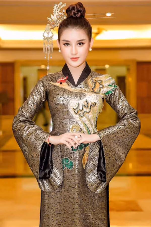 Đầu tư quá mức, Huyền My vô tình diêm dúa trên thảm đỏ