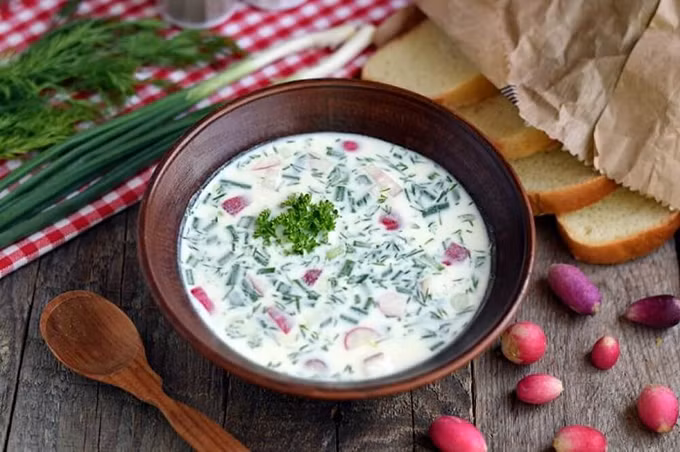 Súp lạnh Okroshka Nga là quê hương của các loại súp với nguyên liệu và cách chế biến khác nhau. Loại súp lạnh này gồm rau sống như dưa chuột và hành lá, khoai tây luộc, trứng và thịt nấu chín như thịt bò, thịt bê, xúc xích, giăm bông với kvass. Đúng như tên gọi của nó, món soup Okroshka thường được ăn lạnh, đặc biệt ngon nếu ăn vào mùa hè. Đến Nga xem World Cup đừng quên ăn các món trứ danh - 5