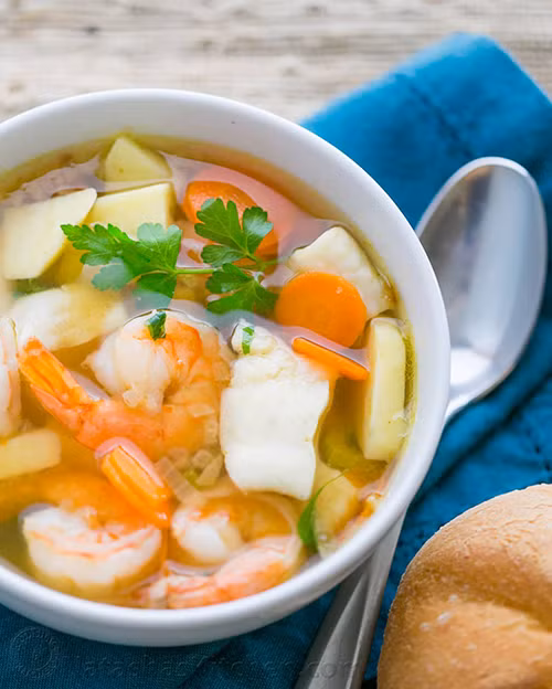 Ukha Súp Ukha là súp cá rất được yêu thích ở Nga. Cá được hầm với rau củ như khoai tây, cà rốt, đôi khi thêm cả tôm. Khi ăn, bạn kèm bánh mỳ bạn sẽ cảm nhận rõ hương vị, phong cách ẩm thực Nga. Đến Nga xem World Cup đừng quên ăn các món trứ danh - 11