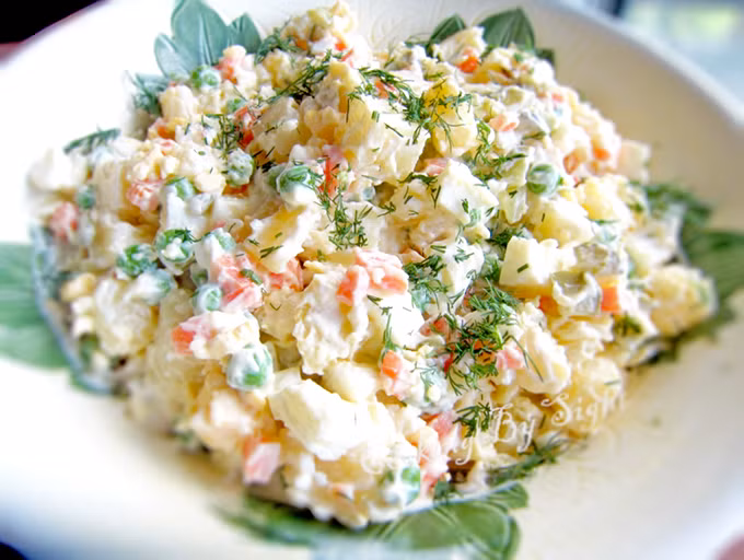 Salad Nga Món ăn được làm từ các loại rau, củ, quả xắt hạt lựu, thịt hun khói, giò trộn với sốt mayonnaise và thường dùng để ăn với bánh mì hoặc ăn khai vị trong các bữa tiệc. Đây không phải là món ăn đặc sắc nhất ở Nga nhưng chắn chắn là món ăn phổ biến nhất, được người dân khắp nơi trên thế giới chế biến và sáng tạo ra các phiên bản khác nhau. Tuy nhiên, ăn salad Nga ở chính quê hương của nó sẽ vẫn có sự khác biệt lớn. Nếu ghé qua thủ đô Moskva, bạn có thể tưởng thức salad Oliver,được đặt theo tên của đầu bếp Lucien Olivier, người tạo ra công thức "bí mật" vào khoảng giữa những năm 1800. Đến Nga xem World Cup đừng quên ăn các món trứ danh - 1