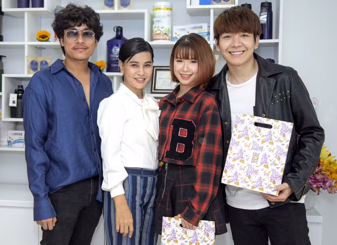Vợ chồng ca sĩ Khởi My - Kevin Khánh tới chúc mừng "cô Cát". Vợ chồng ca sĩ Khởi My - Kevin Khánh tới chúc mừng cô Cát.