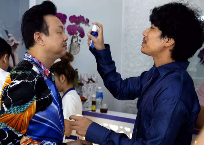 Nghệ sĩ Chí Tài được Kiều Minh Tuấn xịt khoáng, chăm sóc tận tình khi tới trải nghiệm dịch vụ ở spa. Nghệ sĩ Chí Tài được Kiều Minh Tuấn xịt khoáng, chăm sóc tận tình khi tới trải nghiệm dịch vụ ở spa chất lượng 5 sao.