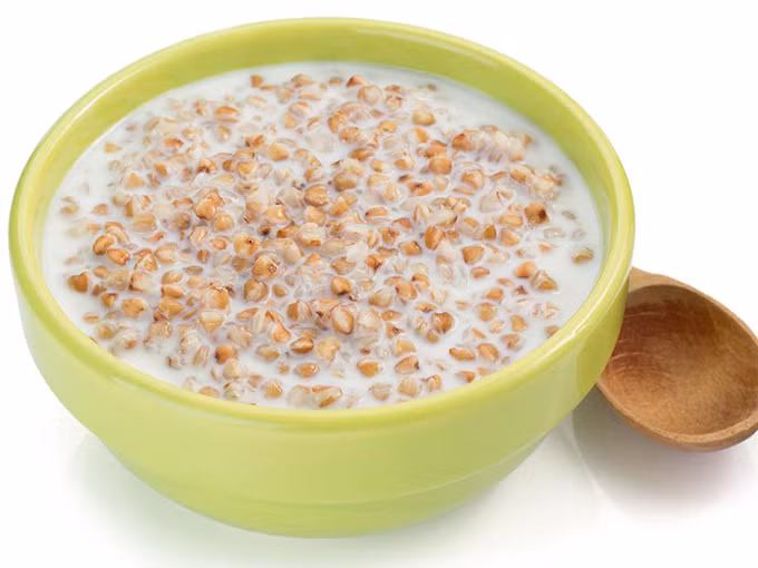 Kasha Người Nga rất thích ăn cháo, và món kasha (tức là cháo) là một trong những món ăn phổ biến nhất của ẩm thực Nga. Món này được chia theo độ đặc, lỏng: kashitsa và razmasnia là kasha loãng, đôi khi được dùng thay cho món súp, còn món kasha đặc gần giống như cơm nát mới được xem là kasha đích thực và được ưa chuộng nhất. Kasha có nhiều biến thể khác nhau, phổ biến nhất là cho thêm ngũ cốc. Đến Nga xem World Cup đừng quên ăn các món trứ danh - 9