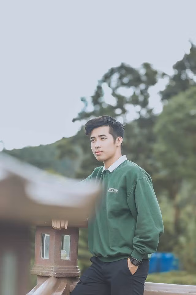  Trước đây, chàng VĐV trẻ 9x chưa từng nghĩ sau những ngày đại diện cho quốc gia đi thi đấu, khi trở về cậu sẽ gắn bó và tận tụy với công việc thầy giáo. Sau 1 lần nhận ra việc dạy học có thể truyền được đam mê và cảm hứng đến thế hệ trẻ như thế nào, Thịnh mới cảm thấy yêu và muốn cống hiến cho nghề. 