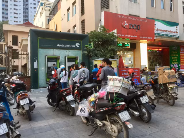 Khổ như đi rút tiền ngày Tết: Chạy xe vài km tìm cây ATM, mang theo cả ghế nhựa ngồi xếp hàng chờ đến lượt - Ảnh 7.