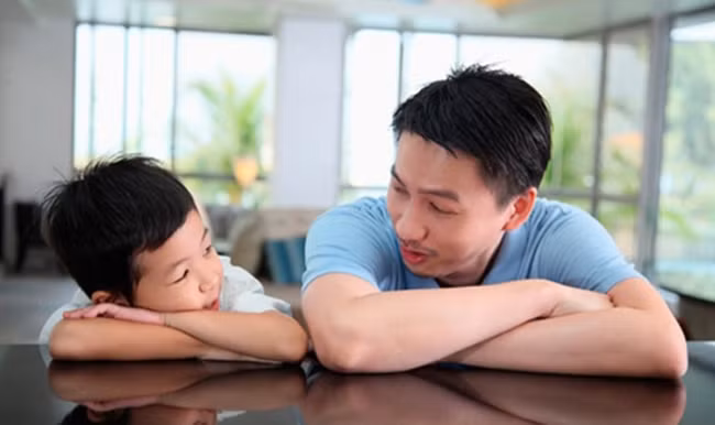 Tết đã cận kề, mẹ hãy áp dụng ngay 3 chiêu này để dẹp tan cơn mè nheo, khóc hờn của bé - Ảnh 2.