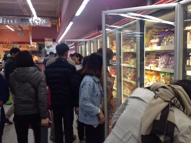 Siêu thị thất thủ, khách xếp hàng dài đến đêm chờ thanh toán - Ảnh 2.