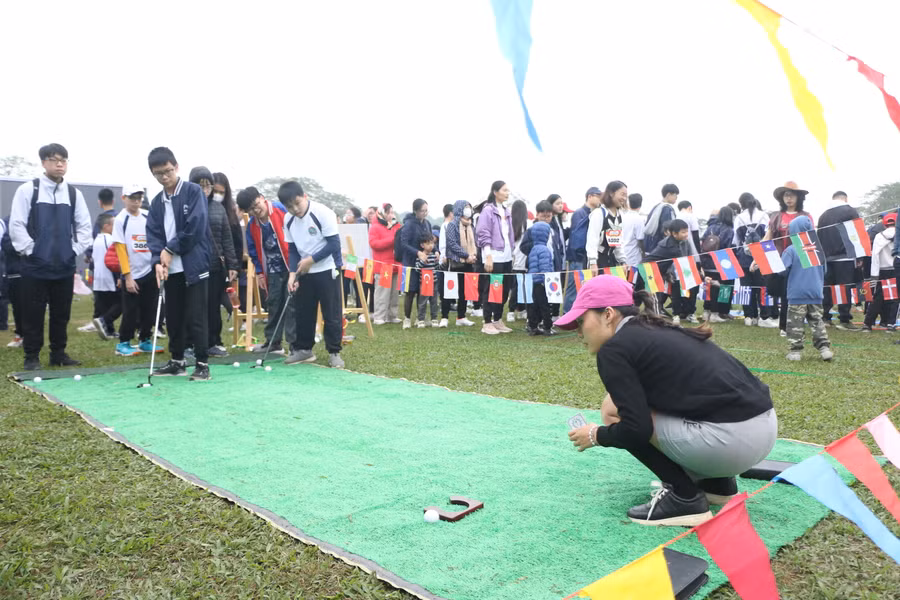 Các em tập làm các vận động viên đánh Golf tại chương trình để rèn luyện sự tập trung.