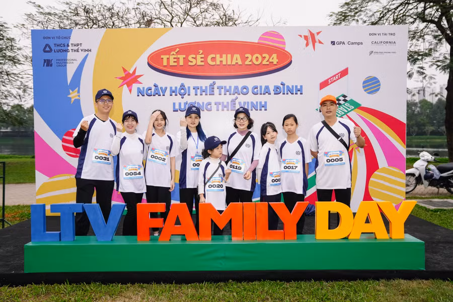 Đại gia đình 3 thế hệ cùng tham gia đường chạy gia đình tại ngày hội.