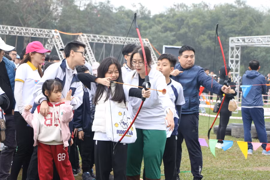 Để bắn tên trúng đích đòi hỏi các em học sinh phải tập trung tinh thần và ngắm chuẩn tâm bia.