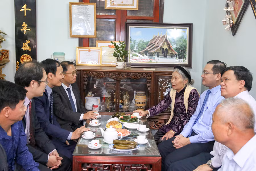 Lãnh đạo Bộ GD&ĐT, đại diện Đại sứ quán Lào, Trung ương Hội hữu nghị Việt Nam - Lào thăm hộ dân tiếp nhận LHS trong chương trình Homestay.