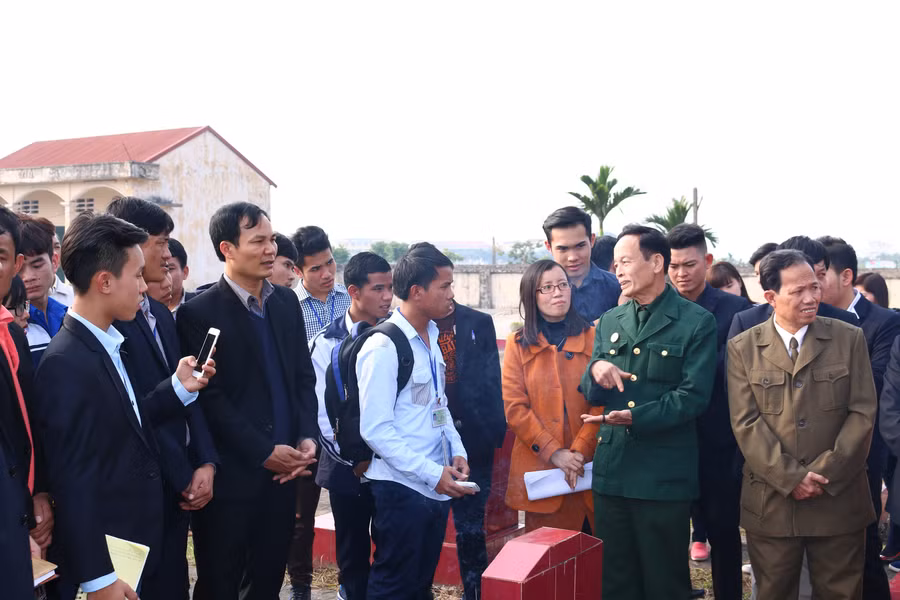 LHS Lào viếng Nghĩa trang liệt sĩ xã Thọ Lộc, Phúc Thọ, Hà Nội trong khuôn khổ chương trình homestay và nghe các cưu chiến binh nói chuyện.