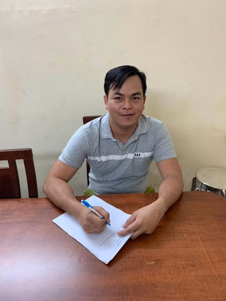 Phúc XO tại cơ quan công an. Khởi tố, bắt tạm giam Phúc XO và 10 đồng phạm