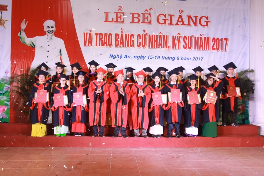 22 sinh viên Đại học Vinh tốt nghiệp loại xuất sắc