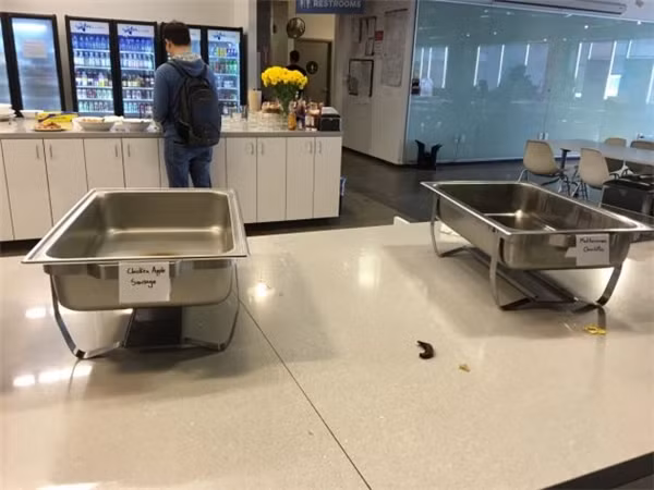 Bữa sáng của nhân viên được công ty cung cấp miễn phí.
