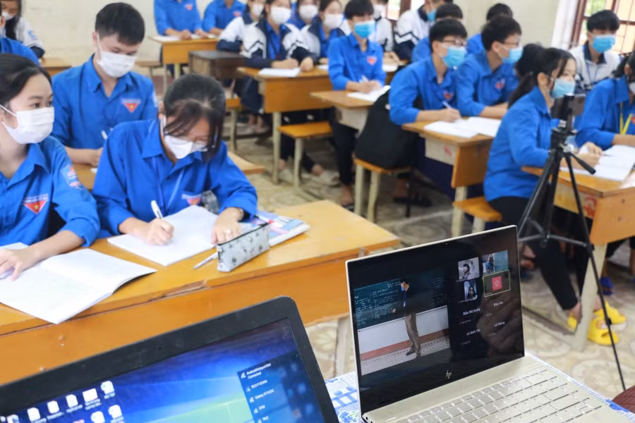 Một tiết học vừa giảng dạy vừa livestream ở Trường THPT Diễn Châu 4.