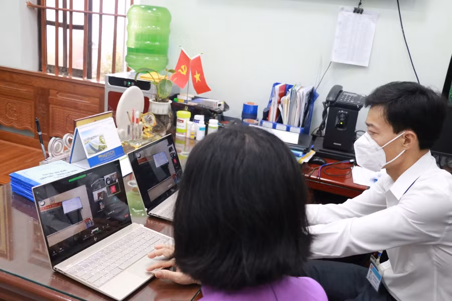 Thầy cô Trường THPT Diễn Châu 4 thảo luận nhằm lên phương án dạy học trực tiếp và trực tuyến cho học sinh tốt nhất.