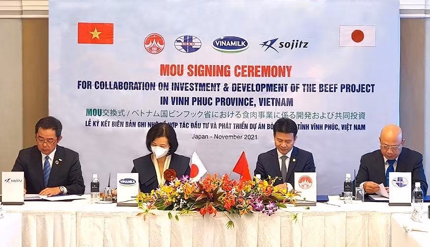 (Từ trái sang) Đại diện Tập đoàn Sojitz, Vinamilk, Tỉnh Vĩnh Phúc và Vilico ký kết biên bản ghi nhớ về hợp tác đầu tư, phát triển dự án chăn nuôi và kinh doanh bò thịt.