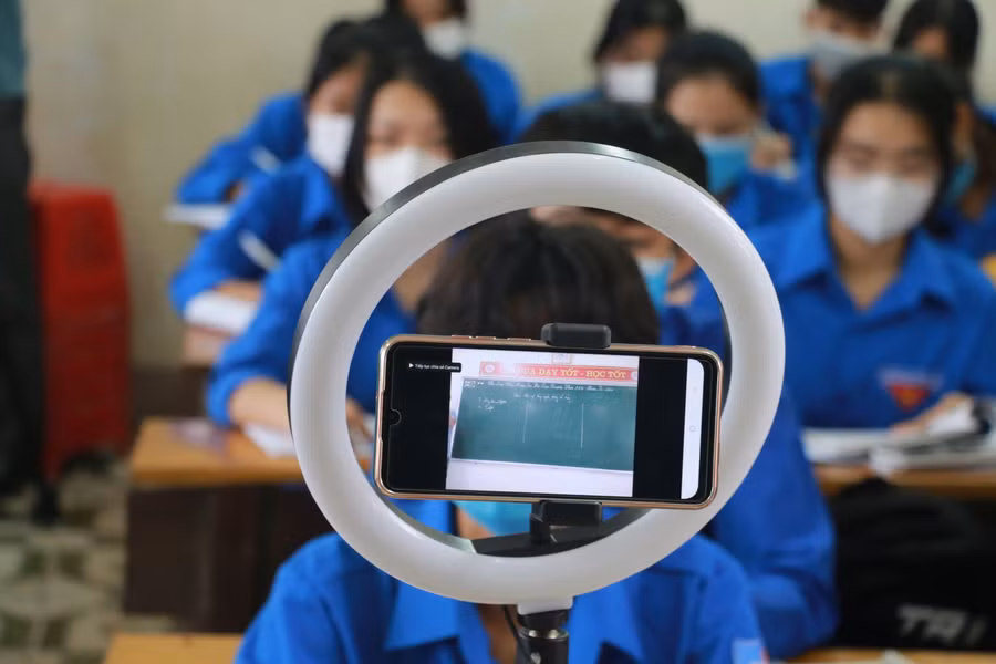 Một tiết học được livestream cho các học sinh ở vùng dịch chưa thể đến trường. Ảnh: NTCC.