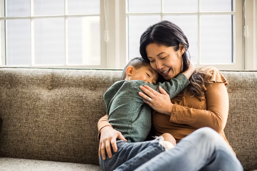 Đối với một số đứa trẻ, việc trò chuyện trực tiếp có thể khó khăn. (Ảnh: ITN).