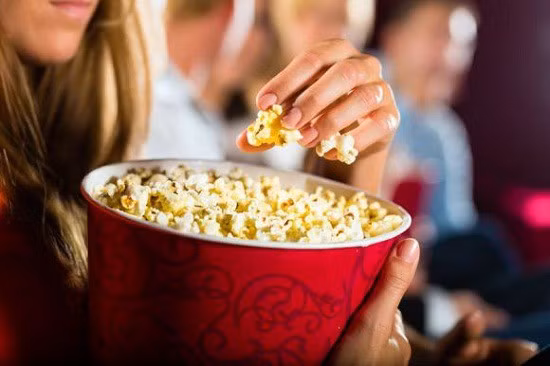 Vì sao tất cả các rạp chiếu phim trên thế giới đều bán bắp rang bơ? - Ảnh 3.