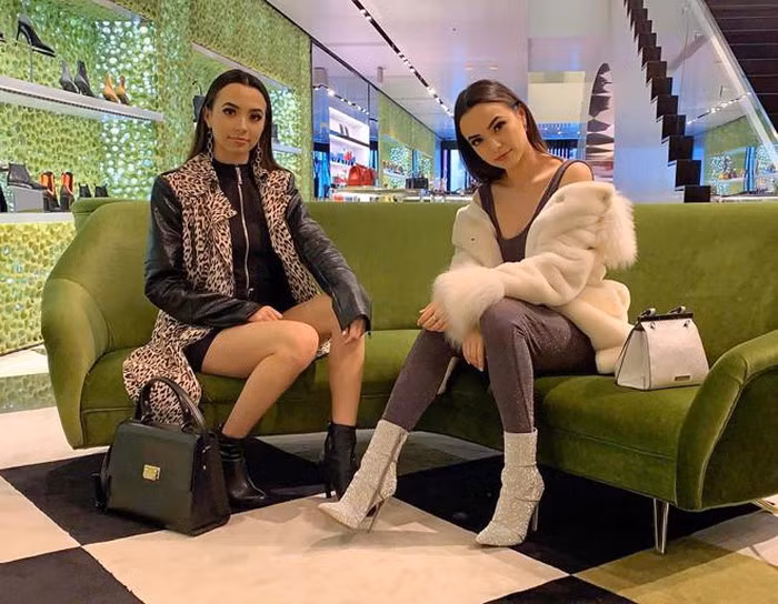 Chị em song sinh lai 5 dòng máu, là vlogger có triệu fan trên mạng ảnh 7 Chị em song sinh lai 5 dòng máu, là vlogger có triệu fan trên mạng ảnh 7