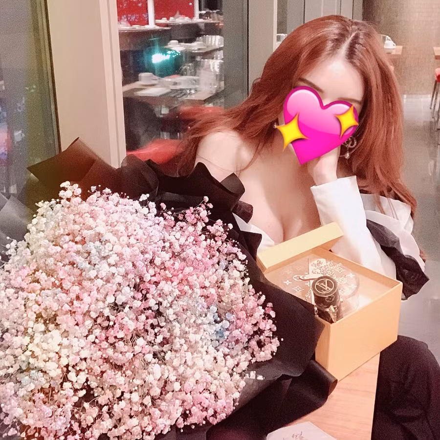 Xôn xao Vũ Hoàng Việt cưới hot girl nóng bỏng sau chia tay nữ tỷ phú U60 ảnh 2 Vũ Hoàng Việt cưới hot girl nóng bỏng sau chia tay nữ tỷ phú U60 hơn 32 tuổi? - 3