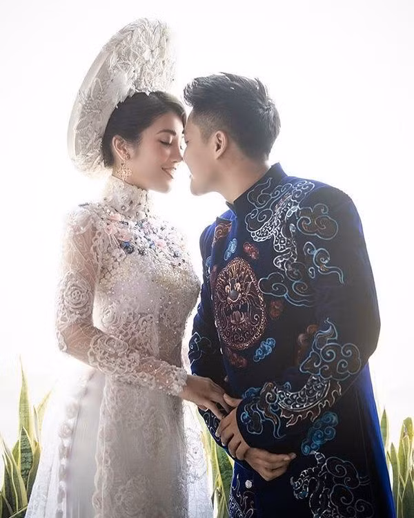 Choáng trước ngày ăn hỏi của Rich kid Hà Nội: Cô dâu vàng đeo đầy người, hoa tươi tràn ngập, đáng chú ý nhất là lời tiết lộ về xuất xứ của hoa trong buổi lễ - Ảnh 1.