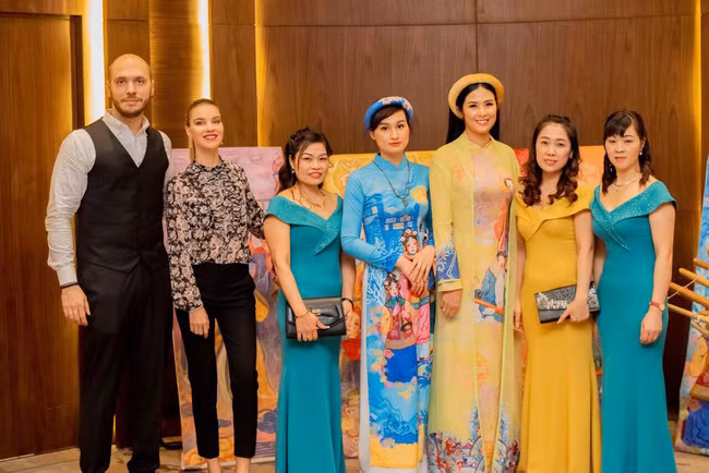 Ngọc Hân lần đầu xuất hiện bên bạn trai lâu năm sau khi để lộ nhẫn đính hôn - Ảnh 6. Ngọc Hân lần đầu xuất hiện bên bạn trai lâu năm sau khi để lộ nhẫn đính hôn - Ảnh 6.