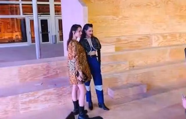 Địch Lệ Nhiệt Ba bị chê giống sản phụ.