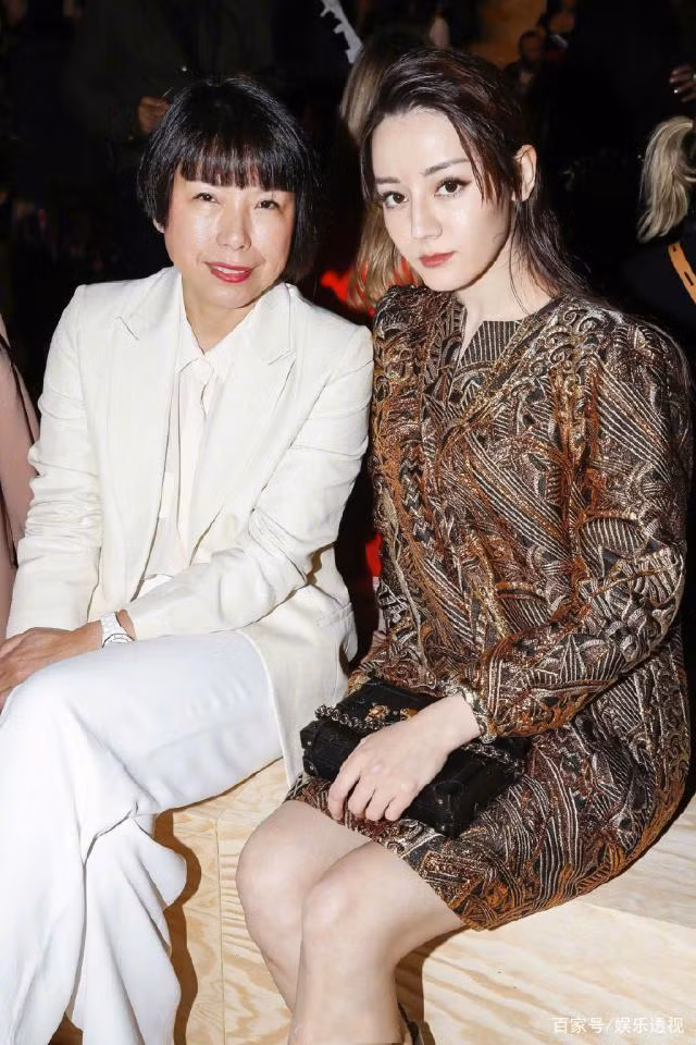 Tham gia show thời trang nhưng Địch Lệ Nhiệt Ba bị chê giống sản phụ, truyền thông quốc tế gọi là khách mời vô danh ảnh 5