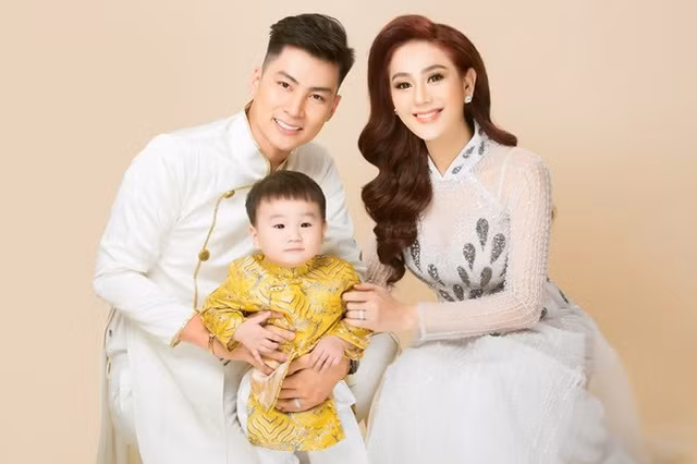 Nữ ca sĩ chuyển giới hạnh phúc bên chồng trẻ và con trai đầu lòng.